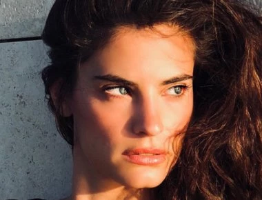 Χριστίνα Μπόμπα: Φωτογραφίζεται στη Σίφνο λίγες μέρες πριν το γάμο με λευκό φουστάνι (φωτό)